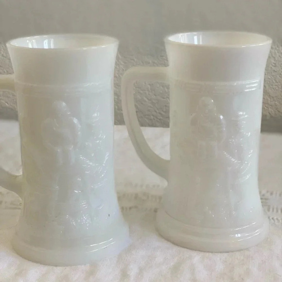 Vintage White Milk Glass Mugs Beer Steins Set of 2 Raised Pub Scene Tankard Cups - Picture 5 of 5